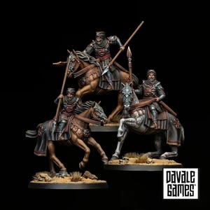 Op de afbeelding: Drie miniatuur cavaleriefiguren van Pavale Games, elk met een ruiter in maliënkolder en tulband op een paard. De ruiters dragen lange speren en de paarden zijn versierd met donkere paardendekens. De figuren staan op gedetailleerde ondergronden.