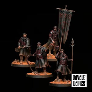 Pode incluir: Quatro figuras de guerreiros em miniatura sobre bases circulares com texturas arenosas. As figuras vestem túnicas e armaduras escuras sobrepostas, com um estandarte, uma lança, um chicote e um bastão. O texto Pavale Games é visível.