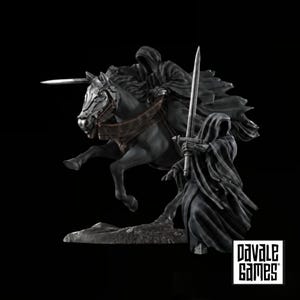 Pode incluir: Uma miniatura apresentando uma figura encapuzada montada num cavalo e outra figura encapuzada ao lado, ambas com mantos escuros. O cavaleiro segura uma espada e a figura em pé segura uma espada longa erguida. Logótipo da Pavale Games.