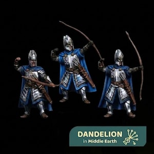 Könnte beinhalten: Drei Miniaturfiguren von Bogenschützen in silberner Plattenrüstung, Kettenhemd und blauen Umhängen. Jede Figur hält einen Holzbogen und trägt einen Köcher mit Pfeilen an der Seite. Ein türkisfarbenes rechteckiges Etikett zeigt den Text DANDELION in Middle Earth.