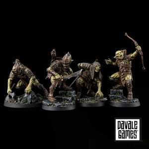 Peut inclure: Quatre figurines miniatures de gobelins à la peau verte en armure brune, posées sur des socles rocheux. Une figurine tient un arc, une autre une lame incurvée, et deux sont accroupies. Le texte "DAVALE GAMES" est imprimé dans un carré blanc.