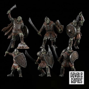 Könnte beinhalten: Ein Set aus sechs grünhäutigen Ork-Miniaturfiguren, die braune Lederrüstungen, Kettenhemden und Helme tragen. Sie sind in Kampfposen dargestellt und führen geschwungene Schwerter sowie Holzschilde. Der Text Davale Games ist in der Ecke zu sehen.