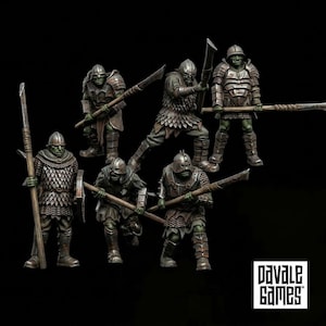 Puede incluir: Un conjunto de seis miniaturas de orcos de piel verde con armaduras y cascos de metal desgastado. Cada figura está en posición de combate, sosteniendo varias armas de asta, lanzas o espadas. El texto "pavale games" es visible en la esquina inferior derecha.