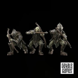 Pode incluir: Três miniaturas de arqueiros goblin de pele verde com armadura metálica escura, cada um segurando um arco e uma flecha de madeira em posição de combate. As figuras apresentam armaduras de placas e capacetes detalhados. O texto Pavale Games é visível.