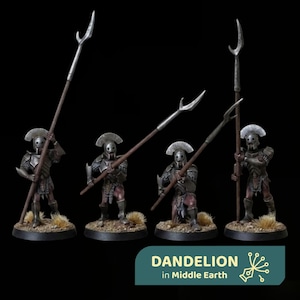 Könnte beinhalten: Vier Miniatur-Kriegerfiguren in dunkler Metallrüstung mit Helmen mit Kamm, die jeweils einen langen Speer mit gebogener Spitze halten. Die Figuren stehen auf runden, strukturierten Sockeln mit Grasbüscheln. Text: DANDELION in Middle Earth.