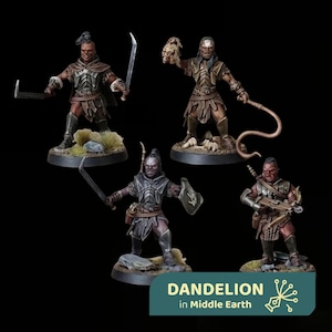 Puede incluir: Cuatro figuras de guerreros en miniatura sobre bases circulares. Cada figura viste armadura oscura, faldas de cuero y grebas. Están posadas con armas que incluyen espadas curvas, un látigo y una ballesta, con una sosteniendo una cabeza cortada.