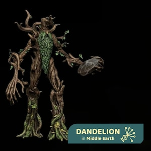 Peut inclure: Une figurine humanoïde en forme d'arbre brun avec une surface en écorce texturée, une longue barbe verte et des accents de feuilles. La figurine tient une pierre gris foncé dans sa main gauche. Une étiquette rectangulaire bleu sarcelle porte le texte DANDELION in Middle Earth.