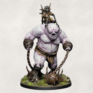 Può includere: Una miniatura raffigurante una grande creatura pallida e muscolosa con la bocca sdentata, che indossa un perizoma marrone e fasce metalliche ai polsi. Un piccolo personaggio corazzato siede su una sedia sulla schiena, tenendo catene con sfere.