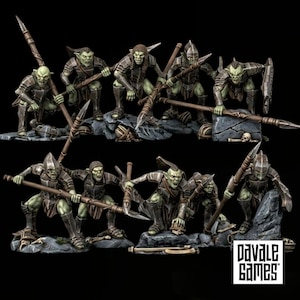 Op de afbeelding: Een verzameling van tien miniatuur groenhuidige goblin-figuren in donker metalen harnas, elk met een lange speer. De figuren staan in dynamische gevechtshoudingen op rotsachtige basissen met verspreide botten. Het Davale Games logo staat in de hoek.