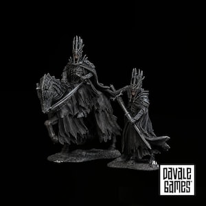 Può includere: Due miniature grigio scuro raffiguranti un guerriero corazzato a cavallo e un guerriero corazzato in piedi che impugna una lunga spada. Entrambe le figure indossano elmi alti e appuntiti e mantelli logori. Il testo Davale Games è visibile.
