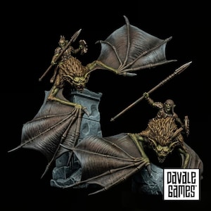 Op de afbeelding: Twee miniatuurfiguren van groenhuidige krijgers op grote, gevleugelde, vleermuisachtige wezens met bruine vacht. Elke krijger draagt een harnas en houdt een lange speer vast. Eén wezen zit op een stenen zuil. De tekst "DAVALE GAMES" is in het wit.