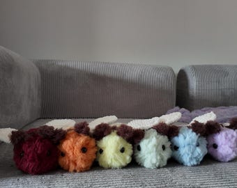 Peluche all'uncinetto amigurumi a forma di ape arcobaleno, dimensioni tascabili.
