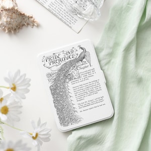 Puede incluir: Una tarjeta rectangular blanca con el título Pride and Prejudice, Chapter I, y una detallada ilustración en tinta negra de un pavo real. El texto incluye las primeras líneas de la novela, impresas en una fuente serif negra clara y legible.