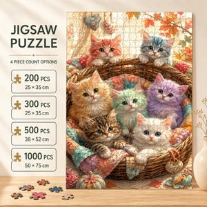 Peut inclure: Un puzzle représentant six chatons dans un panier en osier doublé d'une courtepointe en patchwork coloré. L'image montre des chatons orange, marron, verts, violets, blancs et bleus. Le texte indique quatre options de pièces : 200 pcs 25 x 35 cm, 300 pcs 25 x 35 cm, 500 pcs 38 x 52 cm et 1000 pcs 50 x 75 cm.