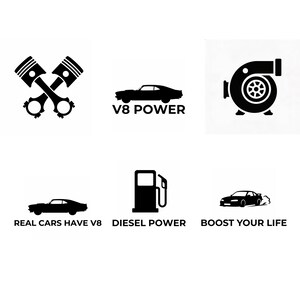 Puede incluir: Una colección de seis iconos gráficos negros sobre fondo blanco con temas automotrices. Los diseños incluyen pistones de motor cruzados, una silueta de coche con V8 POWER, un turbocompresor, un coche con REAL CARS HAVE V8, un surtidor de combustible con DIESEL POWER y un coche derrapando con BOOST YOUR LIFE.