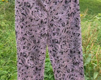 Calça Capri Vintage Rosa com Estampa Paisley: Calça cropped boho dos anos 90 (Tamanho 36 europeu)