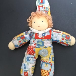 Vintage handgemaakte stoffen pop van 22 cm, patchwork lappenpop, volkskunst knuffel, elfjespop met krullend haar, decoratie voor de kinderkamer