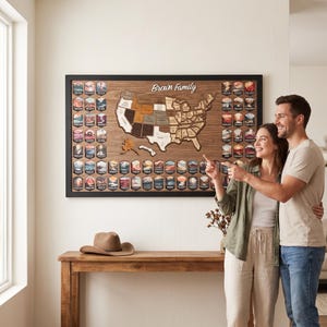 Puede incluir: Un mapa mural rectangular de madera de los Estados Unidos con el texto Brown Family en la parte superior. El mapa incluye varios recortes de estados en madera y numerosos emblemas pequeños, coloridos y en forma de escudo de parques nacionales.