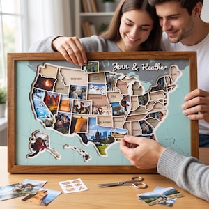 Puede incluir: Un mapa de los Estados Unidos enmarcado en madera con recortes para cada estado, rellenos con varias fotografías personales. El mapa incluye el texto "Jenn & Heather" en la parte superior, junto a fotos sueltas y unas tijeras de metal.