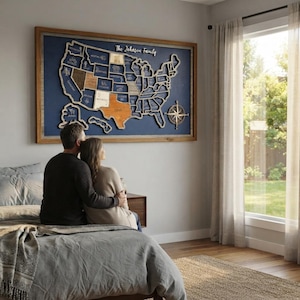 Puede incluir: Un gran mapa rectangular de madera de los Estados Unidos montado en la pared con un fondo azul oscuro, recortes de estados en madera clara y una rosa de los vientos. El texto The Johnson Family aparece en la parte superior central.