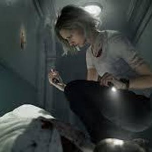 Peut inclure: Une femme en t-shirt blanc et pantalon sombre est agenouill&eacute;e dans un couloir faiblement &eacute;clair&eacute;, tenant un petit objet et une lampe de poche. La sc&egrave;ne a une qualit&eacute; cin&eacute;matographique et pleine de suspense, avec l'accent sur la femme et les objets.