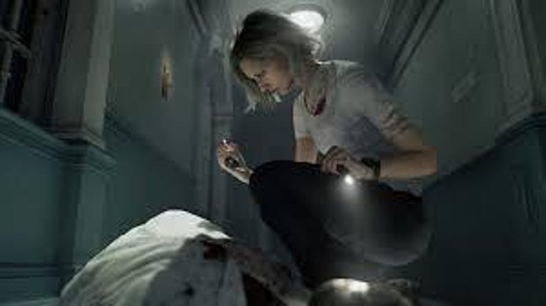 Peut inclure: Une femme en t-shirt blanc et pantalon sombre est agenouill&eacute;e dans un couloir faiblement &eacute;clair&eacute;, tenant un petit objet et une lampe de poche. La sc&egrave;ne a une qualit&eacute; cin&eacute;matographique et pleine de suspense, avec l'accent sur la femme et les objets.