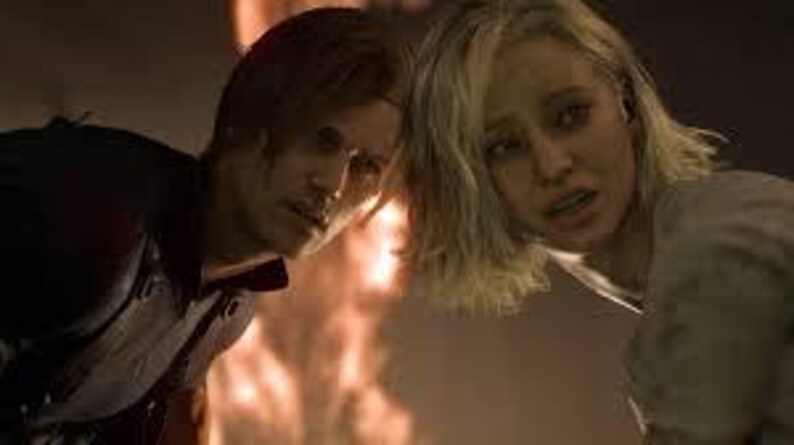 Peut inclure: Une image num&eacute;rique de deux personnages d'un jeu vid&eacute;o. Un homme aux cheveux bruns et une veste noire regarde une femme aux cheveux blonds et une chemise blanche. Un fond enflamm&eacute; est visible.