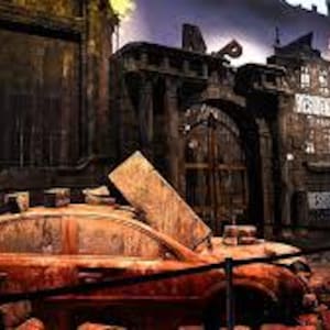 Peut inclure: Sc&egrave;ne d&eacute;taill&eacute;e d'une exposition Resident Evil avec une voiture orange rouill&eacute;e au pare-brise bris&eacute; devant un grand b&acirc;timent us&eacute;. Le b&acirc;timent a une grande porte arqu&eacute;e et les mots "RESIDENT EVIL" sont visibles.