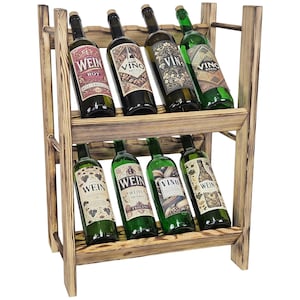 Può includere: Una cantinetta per vino in legno a due livelli con finitura bruciata, contenente otto bottiglie di vino in vetro. Le bottiglie presentano varie etichette con testo tra cui WEIN, VINO e VIN, disposte in due file da quattro, inclinate.