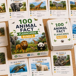 Può includere: Un set di 100 flashcard con curiosità sugli animali, composto da una scatola e carte singole che mostrano vari animali come leoni, elefanti e panda. Ogni carta include il nome, un'illustrazione a colori, l'habitat, la dieta e una curiosità.