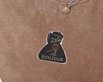 Camiseta con bordado de gato "Bonjour", Comfort Colors 1717 Wine Cat Tee