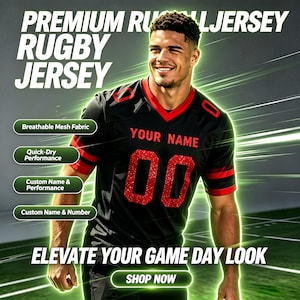 Puede incluir: Una camiseta de rugby negra con detalles en rojo, cuello en V y números rojos brillantes en el pecho. El texto dice PREMIUM RUGBY JERSEY, YOUR NAME, 00 y ELEVATE YOUR GAME DAY LOOK. Las etiquetas destacan el tejido de malla transpirable.