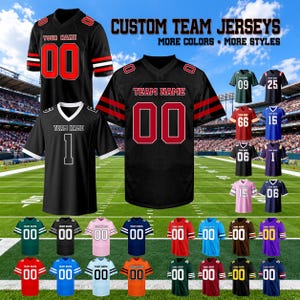 Pode incluir: Uma coleção de camisolas de equipa personalizadas em várias cores e estilos, com o texto CUSTOM TEAM JERSEYS MORE COLORS MORE STYLES. As camisolas exibem números grandes e espaços para nomes de equipa num fundo de estádio.