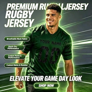 Puede incluir: Una camiseta de rugby verde oscuro con cuello en V, detalles negros en las mangas y el número 00 negro brillante en el pecho. El texto dice PREMIUM RUGBY JERSEY, YOUR NAME y ELEVATE YOUR GAME DAY LOOK. Incluye tejido de malla transpirable.