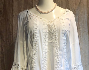 Solitaire White Cut-Out Blouse Fancy Blouse Crochet Lace Cut-Out Shoulders and Trim ex. Condition Like New Large