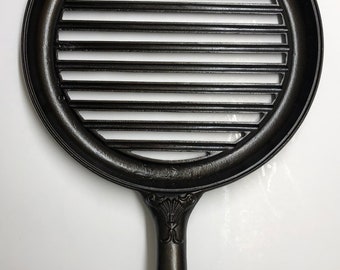 Primitive Fancy Handle Design Home Comfort, Wrought Iron Range Co. Cast Iron Broiler  12 3/4" Dia. Rare BROILER GRILLER Organically Seasoned