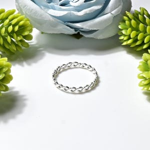 Anello a cerchio infinito in argento sterling fatto a mano. Anello con fascia celtica, gioiello regalo per lei.