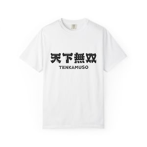Peut inclure: T-shirt blanc avec des caractères japonais et le mot "TENKAMUSO" imprimés en noir. Le t-shirt a un col rond et des manches courtes. Le tissu semble être du coton.