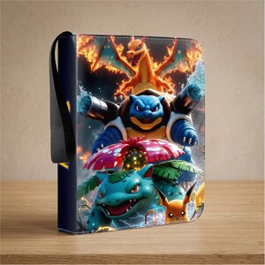 Könnte beinhalten: Ein rechteckiger Sammelkartenordner mit schwarzer Handschlaufe. Das Frontcover zeigt eine lebendige grafische Illustration von Glurak, Turtok, Bisaflor und Pikachu, umgeben von dynamischen Feuer-, Wasser- und Elektroenergieeffekten.