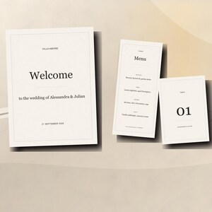 Peut inclure: Ensemble de papeterie de mariage blanc cassé comprenant un panneau de bienvenue, un menu et un numéro de table. Le panneau de bienvenue indique "Bienvenue au mariage d'Alessandra & Julian, 21 septembre 2020." Le menu et le numéro de table sont également visibles.
