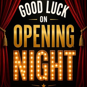 Può includere: Un allestimento teatrale con tende di velluto rosso ai lati e il testo GOOD LUCK ON OPENING NIGHT. Le parole OPENING NIGHT sono realizzate in grandi lettere dorate in stile insegna luminosa, illuminate da piccole lampadine bianco caldo.