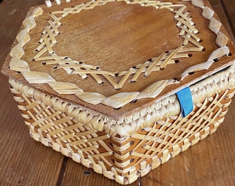 panier vintage de boîte à coudre en bois et en osier