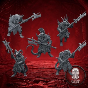 Puede incluir: Un conjunto de cinco figuras en miniatura grises sin pintar que representan guerreros rata antropomórficos con armadura de placas detallada. Cada figura está en una postura de combate dinámica, empuñando un arma de asta con una hoja de hacha.