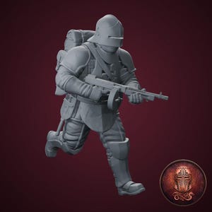 Puede incluir: Una figura miniatura gris sin pintar de un soldado que lleva un casco de estilo medieval y una armadura de placas combinada con equipo táctico moderno. La figura está en posición de carrera, cargando una mochila grande y un subfusil.