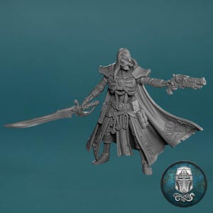 Może przedstawiać: Szara miniaturowa figurka szkieletowego wojownika w długim płaszczu z emblematem czaszki i skrzyżowanych piszczeli. Figurka trzyma w jednej ręce długi miecz, a w drugiej futurystyczny pistolet, z wyraźnie zaznaczonymi detalami zbroi.