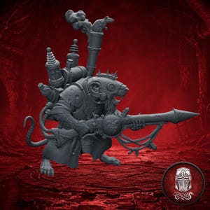 Puede incluir: Una figura miniatura gris de una rata antropomórfica con armadura y una mochila con tuberías y una rata pequeña encima. La figura sostiene un arma larga y puntiaguda con un emblema circular. El diseño presenta detalles mecánicos y texturas.