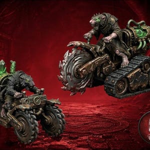 Peut inclure: Deux figurines miniatures ressemblant à des rats chevauchant des véhicules mécaniques. L'une conduit un quad avec des réservoirs verts lumineux, tandis que l'autre pilote un véhicule à chenilles doté d'une scie circulaire et d'un moteur vert.