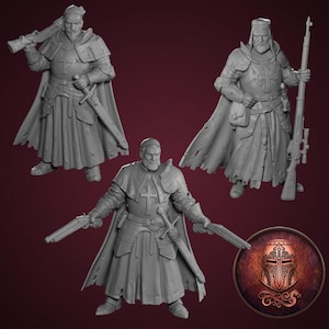 Puede incluir: Tres figuras en miniatura grises de caballeros con armadura que llevan capas y túnicas con emblemas de cruz. Un caballero lleva un rifle sobre el hombro, otro sostiene un rifle con mira telescópica y el tercero sostiene dos pistolas. Un emblema circular muestra un casco.