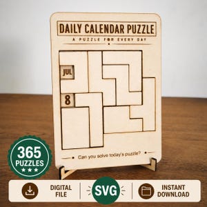 Puede incluir: Un tablero de rompecabezas de calendario diario de madera clara con piezas geométricas. El texto dice DAILY CALENDAR PUZZLE, A PUZZLE FOR EVERY DAY, JUL, 8 y Can you solve today's puzzle? El tablero está sostenido por dos pequeños soportes de madera.