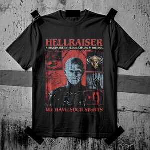 Może przedstawiać: Czarny t-shirt z nadrukiem graficznym przedstawiającym postać Pinheada z Hellraisera w centrum, otoczony czterema mniejszymi panelami z łańcuchami, pudełkiem logicznym i sylwetkami. Tekst głosi HELLRAISER, A NIGHTMARE OF FLESH, CHAINS & THE BOX oraz WE HAVE SUCH SIGHTS.